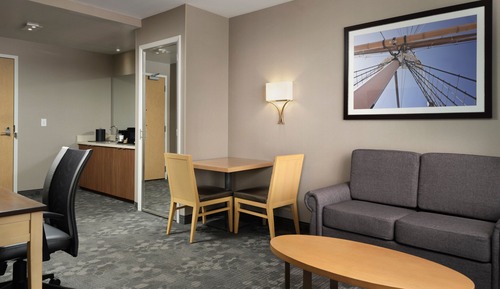 Junior-Suite, 1 King-Bett und Schlafsofa, Nichtraucher (Mobility/Hearing Access, Roll-In Shwr)