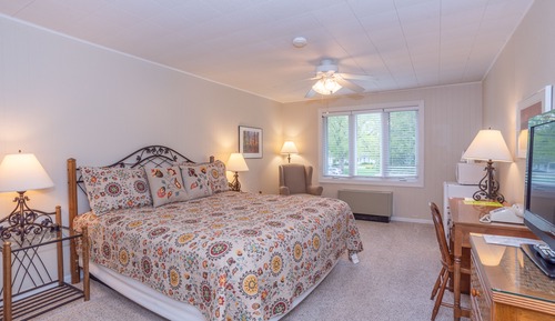 Classic-Zimmer, 1 King-Bett, Blick auf den Innenhof