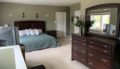 Executive-Suite (Not pet friendly)