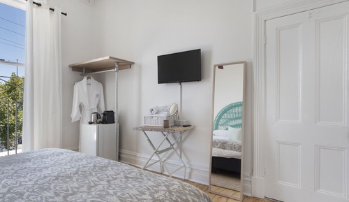 Standardzimmer, 1 King-Bett, Gemeinschaftsbad (Ellah's Room)