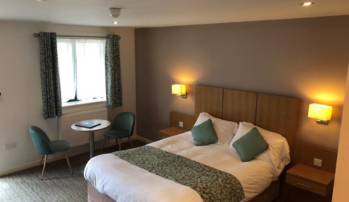 Doppel- oder Zweibettzimmer