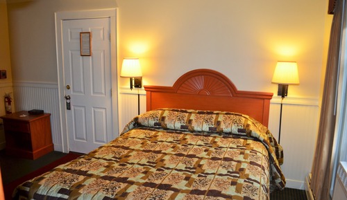 Traditional-Suite (Suite 117 Upstairs)