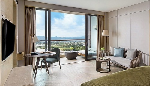 Suite, 1 King-Bett, Zutritt zur Club Lounge, Gartenblick