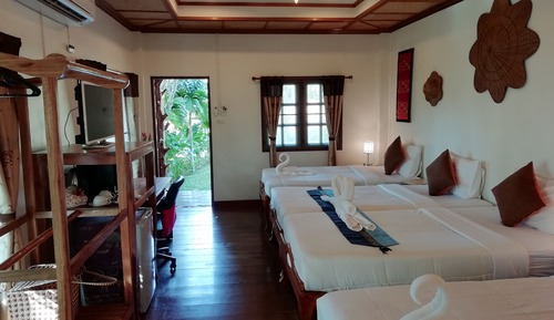 Familien-Vierbettzimmer, 2 Bäder, zum Garten hin