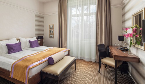 Superior-Doppel- oder -Zweibettzimmer