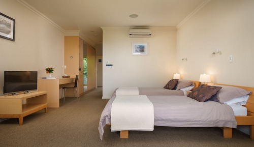 Luxury-Zweibettzimmer, eigenes Bad, eingeschränkter Seeblick