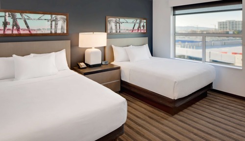 Zimmer, 2 Queen-Betten (With Den)