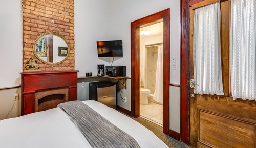 Zimmer, eigenes Bad (The Jazz Fest Room)