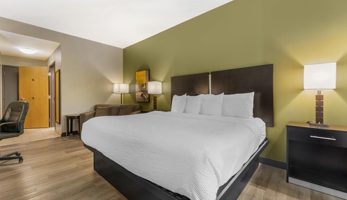 Standardzimmer, 1 King-Bett, Nichtraucher (with Single Sofabed;Larger Room)