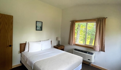 Basic-Ferienhütte, 2 Schlafzimmer, Blick auf die Anlage, Hanglage