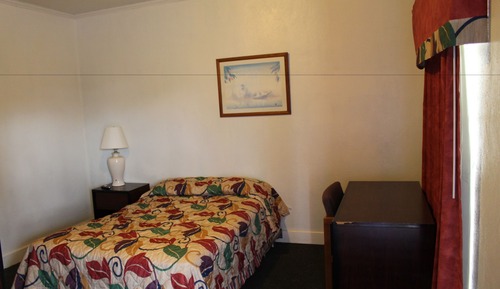 Basic-Zimmer, Kühlschrank und Mikrowelle