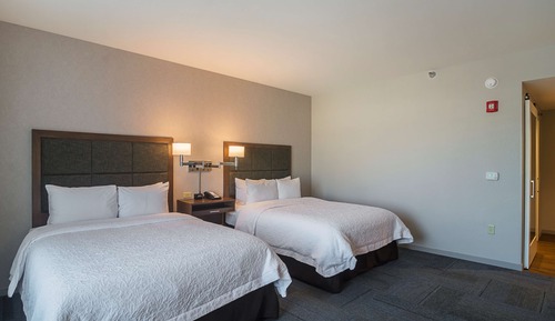 Zimmer, 2 Queen-Betten, barrierefrei, Badewanne (Mobility)