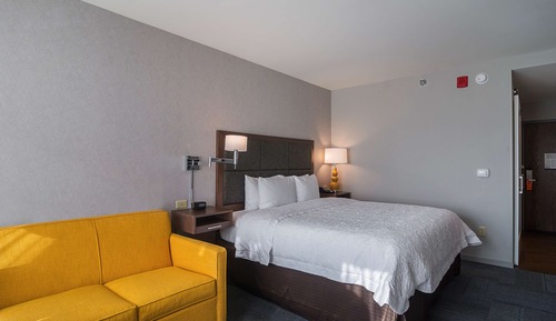 Zimmer, 1 King-Bett, barrierefrei, Badewanne (Hearing)