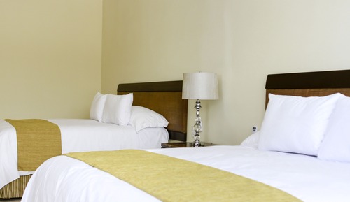 Deluxe-Doppelzimmer, 2 Queen-Betten, Poolblick, zum Garten hin