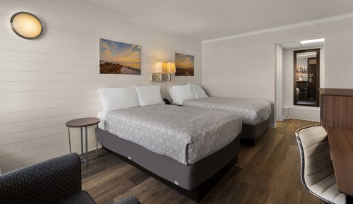 Standard-Doppelzimmer, 2 Doppelbetten, Kühlschrank und Mikrowelle