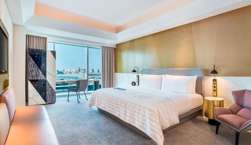 Club-Zimmer, 1 King-Bett, Stadtblick