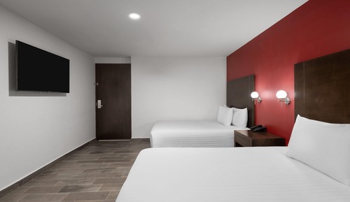 Zimmer, 2 Doppelbetten, barrierearm, Nichtraucher (Hearing, Roll-in Shower)