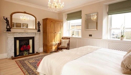 Superior Super King, bath in bedroom (Room 3)	