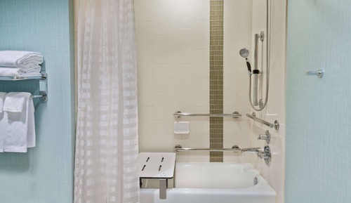 Zimmer, Mehrere Betten, barrierefrei, Badewanne (2 Queen and 1 Sofa Bed, With Tub)