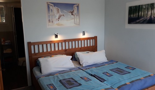 Romantisches Doppel- und Zweibettzimmer