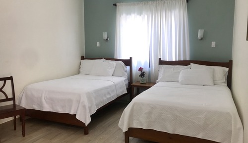 Standard-Dreibettzimmer, 2 Doppelbetten, Kühlschrank, zum Innenhof hin