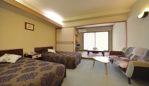 Zweibettzimmer (Twin Room with Tatami area)