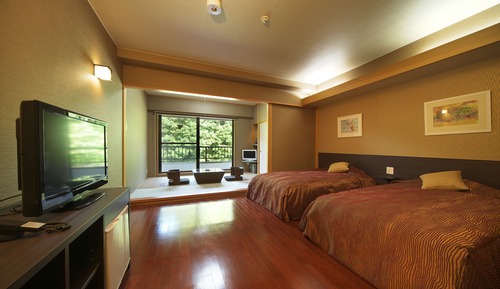 Zweibettzimmer (Modern twin room with tatami area)