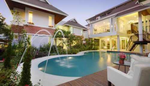 Apartment with Pool View 