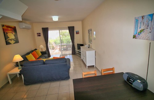 Peyia Town Haus | Direct access to the pool from the garden. A sandy beach is a few minutes away.