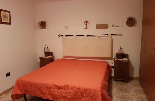 Villanova Monteleone Haus | Rooms with private bathrooms in the historic center just a short walk from the bus stop