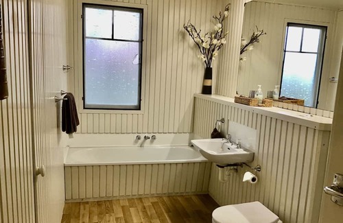 Gisborne Wohnung | The Verandah is a Spacious Villa Ideal for Family Groups, or Friends