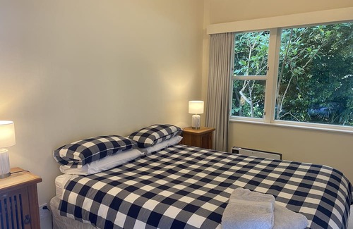 Gisborne Wohnung | The Verandah is a Spacious Villa Ideal for Family Groups, or Friends