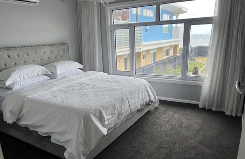 Edithvale Haus | Absolute beachfront oceanfront home. Unobstructed views of the city, Mornington