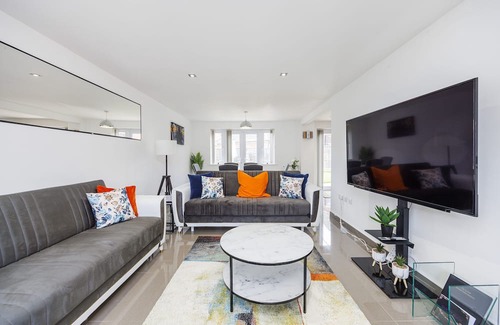 Acresford Haus | Stunning Coventry House for the Larger Group with Parking and Hot Tub