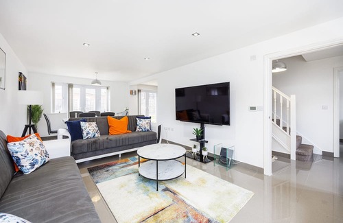 Acresford Haus | Stunning Coventry House for the Larger Group with Parking and Hot Tub