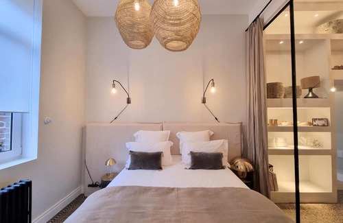 Abscon Haus | Large, spacious, fully renovated house