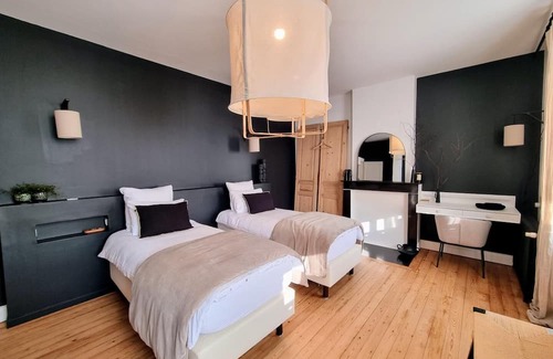 Abscon Haus | Large, spacious, fully renovated house