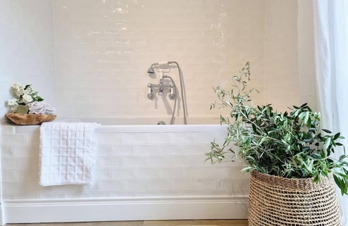 Abscon Haus | Large, spacious, fully renovated house
