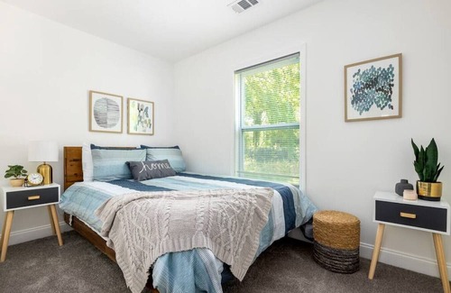 Lakewood Haus | Newly Renovated Modern Bungalow Minutes from DT