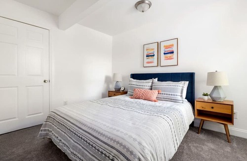 Lakewood Haus | Newly Renovated Modern Bungalow Minutes from DT