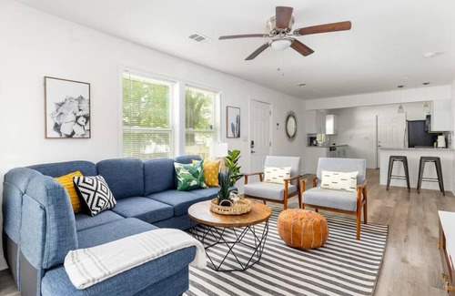 Lakewood Haus | Newly Renovated Modern Bungalow Minutes from DT