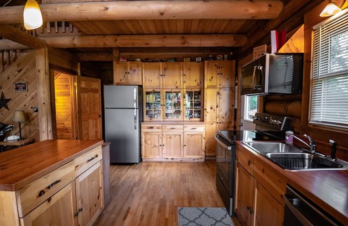 Ferryville Kabine | The Rustic Lodge, Romantic, Secluded on Stream in the Driftless- Hot Tub