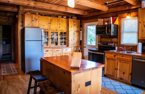 Ferryville Kabine | The Rustic Lodge, Romantic, Secluded on Stream in the Driftless- Hot Tub