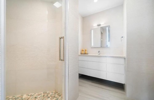 Nassau Haus | Perfect Getaway! Luxurious Modern Oceanfront Villa w/Pool + More @ Nassau