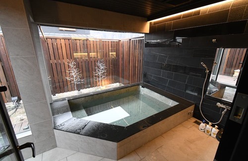 Wakamiko Haus | A house with a hearth surrounded by Mt Fuji and Y / Hokuto Yamanashi