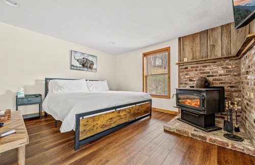 Cosby Kabine | Secluded Lake Front Lodge In Cosby - Your Ultimate Hideaway