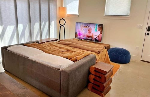 Govalle Haus | Cute Home in Trendy East Austin with Private Yard