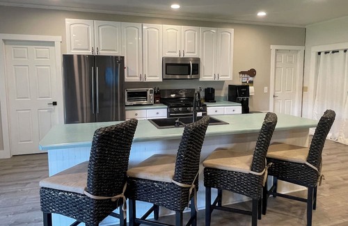 Spring City Haus | Laid back lake house with huge yard and fire pit. Family/Fisherman paradise!