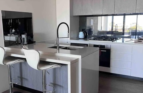Kogarah Wohnung | Modern & Bright~ Walk to Beach ~ Balcony ~ Parking