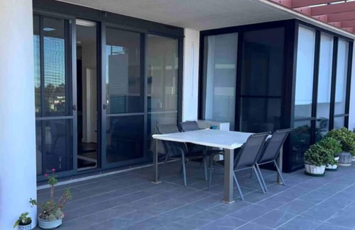 Kogarah Wohnung | Modern & Bright~ Walk to Beach ~ Balcony ~ Parking